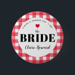 Red Gingham Country Bruiloft de naam van de bruid Ronde Button 5,7 Cm<br><div class="desc">Een leuke manier om een blending familie te helpen om te weten te komen wie is, deze rode en witte gingham plaid bruiloft party naam tag button pinnen zijn een gemakkelijke toevoeging aan gast welkom tassen, repetitie diner ingangstafels, verlovingsfeest hand-outs en meer. Geef er een aan de bruid zodat oma...</div>