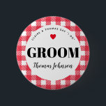 Red Gingham Country Wedding Groom's Naam Ronde Button 5,7 Cm<br><div class="desc">Een leuke manier om een blending familie te helpen om te weten te komen wie is, deze rode en witte gingham plaid bruiloft party naam tag button pinnen zijn een gemakkelijke toevoeging aan gast welkom tassen, repetitie diner ingangstafels, verlovingsfeest hand-outs en meer. Geef er een aan de bruidegom zodat oma...</div>