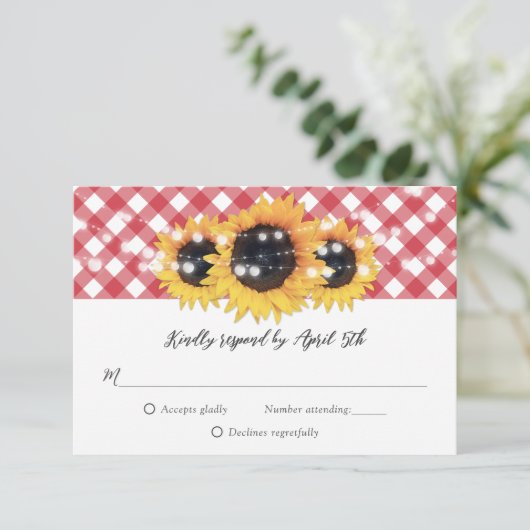 Red Gingham Rustic Sunflower Wedding RSVP Kaartje (Staand voorkant)