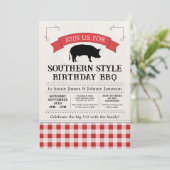 Red Gingham Southern BBQ Pig Roast Verjaardag Kaart (Staand voorkant)