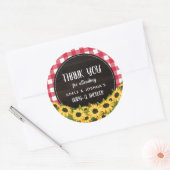 Red Gingham & Sunflower Baby-Q Shower Dank je Ronde Sticker (Envelop)