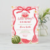 Red Gingham Watermelon Bow Summer Baby Shower Invi Kaart (Staand voorkant)