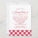 Red Gingham Wedding Rehearsal Dinner Kaart<br><div class="desc">De Robuuste moderne huwelijksrepetitie voor een casual kerkhobbytuin BBQ of zomerpicknick. Rood en wit design met stijlvolle typografie en een gingham check/vlakpatroon met de voor- en achterkant van het ontwerp.</div>