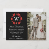 Red Glitter Monogram Poker Chip Casino Wedding Aankondiging (Voorkant)