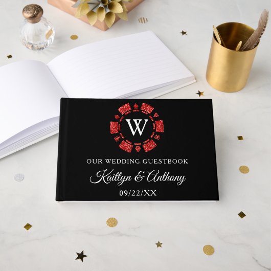 Red Glitter Monogram Poker Chip Casino Wedding Gastenboek (Voorkant open)