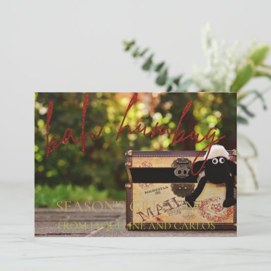 Red Glitter Script Bah Humbug-kerstkaart (Staand voorkant)