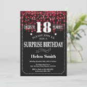 Red Glitter Surprise 18th Birthday Invitation Kaart (Staand voorkant)