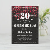 Red Glitter Surprise 20th Birthday Invitation Kaart (Staand voorkant)
