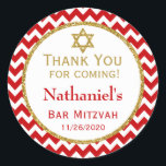 Red Gold Bar Mitzvah Hartelijk dank voor uw voorde Ronde Sticker<br><div class="desc">Elegant bar mitzvah stickers met rood en wit chevron met verfijnd goudglitter accent lijst en Star van David. Deze modieuze en stijlvolle bar mitzvah gunt de stickers... zal een hit zijn voor de viering van je zoon. Ze zeggen: "Bedankt voor je komst" met de naam en de datum van het...</div>