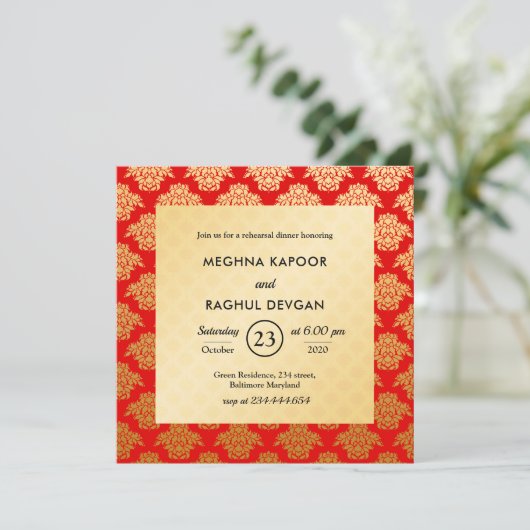 Red Gold Damask Pattern Indian Rehearsal Dinner Kaart (Staand voorkant)