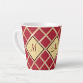 Red Gold Diamond Geometric Pattern Monogram Latte Mok (Linkerhoek)
