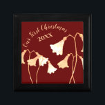 Red Gold Flower Romantic Eerste Kerstmis Cadeaudoosje<br><div class="desc">Deze elegante en stijlvolle rode en gouden bloemengeschenkdoos is een stijlvol en romantisch gedenkteken voor uw eerste kerst die u samen als koppel of getrouwd hebt doorgebracht, en u kunt het elk jaar als gedenkdecoratie naar buiten brengen. De tweelingbloem groeit altijd met twee bloesems op één steel, onafscheidelijk, net als...</div>