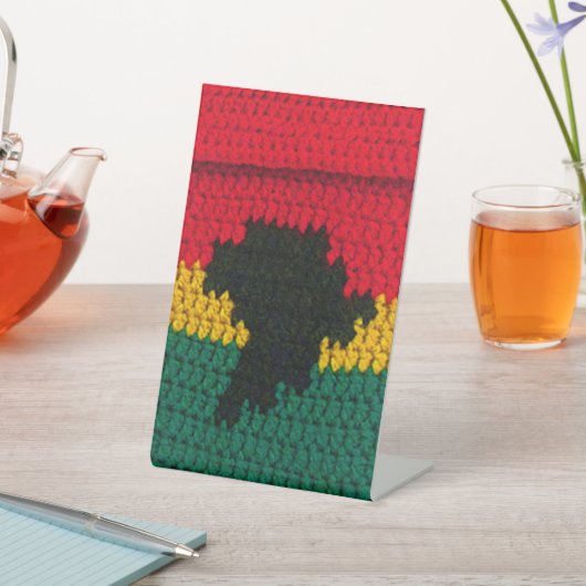 Red Gold Green Black Africa Designer Crochet Print Reclamebord Met Voetstuk (Insitu)
