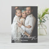 Red Gold Joyful Tidings Script Aangepaste foto Feestdagenkaart (Staand voorkant)