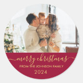 Red Gold Script Familiefoto Vrolijk Kerstfeest Ronde Sticker (Voorkant)