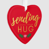 Red Gold Social Distance Hug Kerstmis Ornament (voorkant)