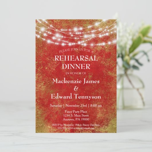 Red Gold String Lights Rehearsal Dinner Invitation Kaart (Staand voorkant)