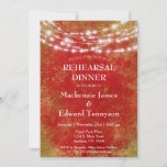 Red Gold String Lights Rehearsal Dinner Invitation Kaart<br><div class="desc">Een zeer gekleurde uitnodiging voor het dineren van de rode bruiloft met een faux gouden metallische ondergrond met feestelijke ophanging.</div>