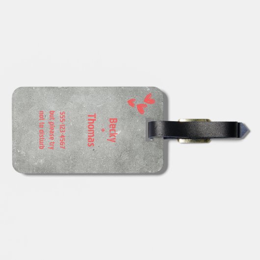 Red graffiti name on gray concrete, your  bagagelabel (Achterkant horizontaal)