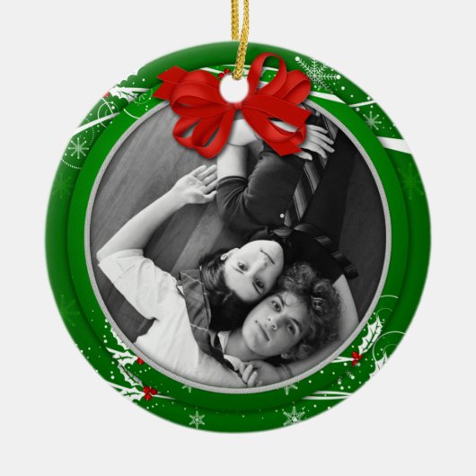 Red Green Holly Ribbon 1e kerstfoto | Keramisch Ornament (Voorkant)