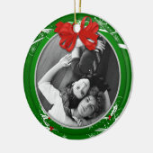 Red Green Holly Ribbon 1e kerstfoto | Keramisch Ornament (Links)