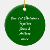 Red Green Holly Ribbon 1e kerstfoto | Keramisch Ornament (Achterkant)