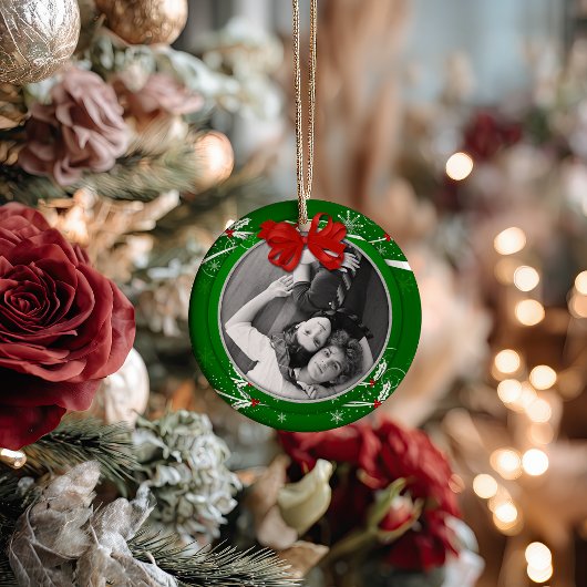 Red Green Holly Ribbon 1e kerstfoto | Keramisch Ornament