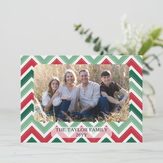 Red Green Zig Zag Chevron Family Photo Christmas Feestdagenkaart (Staand voorkant)