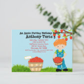 Red Haire Boy Apple die op Birthday party speelt Kaart (Staand voorkant)