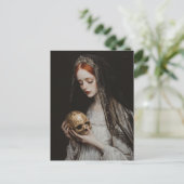 Red haired Woman With a Gold Skull Briefkaart (Staand voorkant)