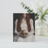 Red haired Woman With a Skull Briefkaart (Staand voorkant)