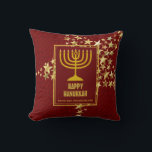 Red | HAPPY HANUKKAH met | Menorah Kussen<br><div class="desc">Stijlvolle feestkussens met faux gouden sterren en menorah. HOLIDAY BLESSINGS verschijnt in subtiel achtergrondpatroon. De tekst van Placeholder is klantgericht zodat kunt u HAPPY HANUKKAH in een groet van uw eigen keus (tekst van gelijkaardige lengte) of in uw eigen taal veranderen, en u kunt jouw naam of kort bericht toevoegen....</div>