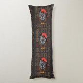 Red Hat Mad Dog Hustle Lichaamskussen (Achterkant (Verticaal))