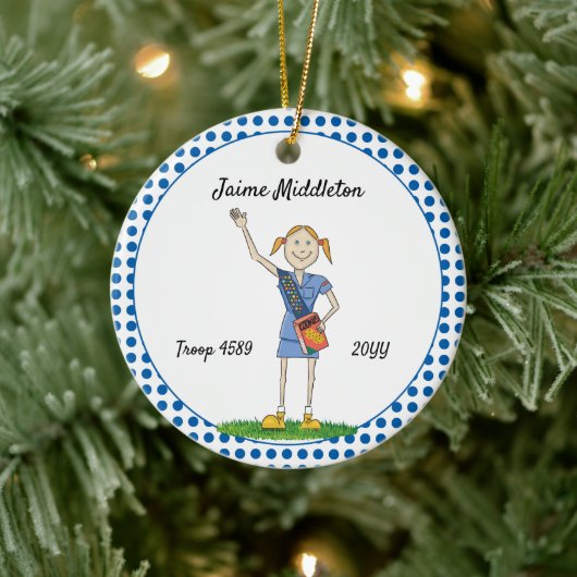 Red Headed Cadette Girl Scouting Blue Polka-Stippe Keramisch Ornament (Boom)