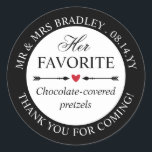 Red Heart Pijltjes Haar Favoriete Wedding Snoep Fa Ronde Sticker<br><div class="desc">Gepersonaliseerde haar favoriete bruiloft snoep stickers voor uw bruiloft traktatie tassen die u aan uw gasten als een bedankt voor het bijwonen van uw bruiloft te geven! Op een witte rand, voeg je namen, trouwdatum, en een bedankje. Schrijf het type traktatie dat de zak of verpakking bevat. Haar favoriete trouwstickers...</div>