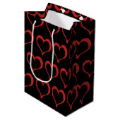 Red Hearts op Black Love Pattern Medium Cadeauzakje (Voorkant Gekanteld)