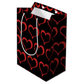 Red Hearts op Black Love Pattern Medium Cadeauzakje (Achterkant Gekanteld)