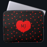 Red Hearts Patroon Laptop Sleeve<br><div class="desc">Cute red hearts naadloos patroon met zwarte achtergrond. Groot rood hart en aangepast monogram.</div>
