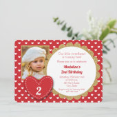 Red Hearts Valentijnsdag Birthday Uitnodiging (Staand voorkant)