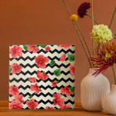 Red Hibiscus bloemen op zwarte en beige Chevron Tegeltje