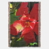 Red Hibiscus Flower in Sunlight Deken (Voorkant Verticaal)