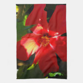 Red Hibiscus Flower in Sunlight Theedoek (Verticaal)