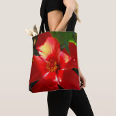 Red Hibiscus Flower in Sunlight Tote Bag (Dichtbij)