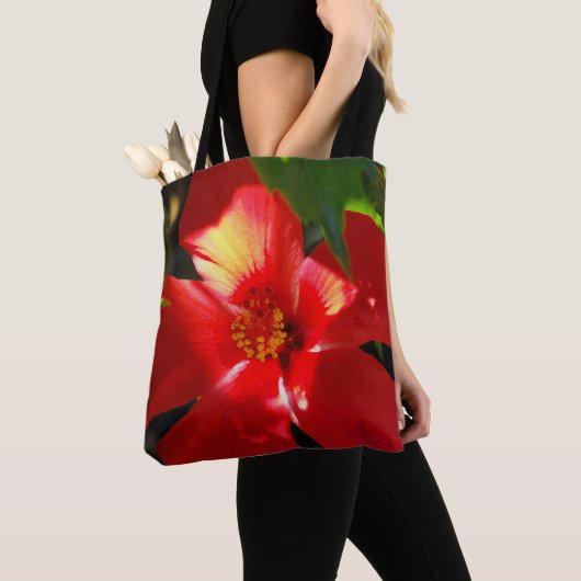 Red Hibiscus Flower in Sunlight Tote Bag (Dichtbij)