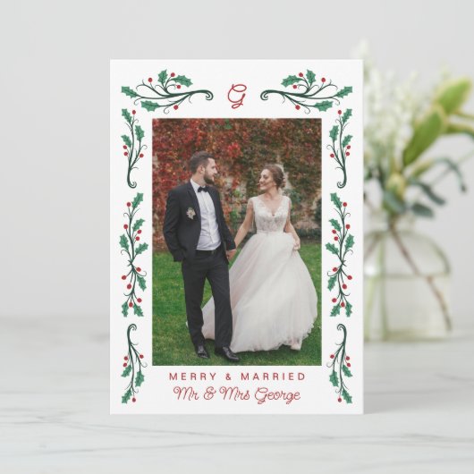 Red Holly Frame Merry & Married Christmas Photos Feestdagenkaart (Staand voorkant)