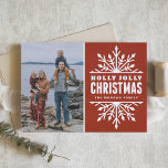 Red Holly Jolly Kerstmis | Vakantieknopkaart Feestdagenkaart<br><div class="desc">vakantiefoto-kaart met witte sneeuwvlokken op rode achtergrond. Andere kleuren en soortgelijke objecten zijn beschikbaar in mijn winkel. "Holly Jolly Kerstmis!"</div>