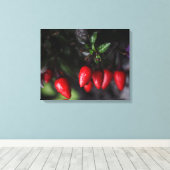 Red Hot Garden Salsa Chili Peppers. Canvas Afdruk (Insitu (Houten vloer))