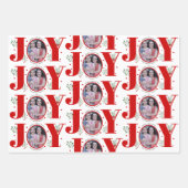 Red Joy met kerstfeestfoto's met bessen Inpakpapier Vel (Voorkant)