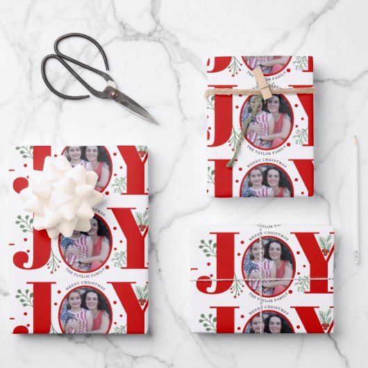 Red Joy met kerstfeestfoto's met bessen Inpakpapier Vel (Voorkant)