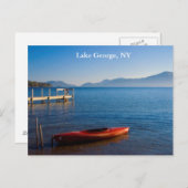Red Kayak op het meer van George, NY Briefkaart (Voorkant / Achterkant)